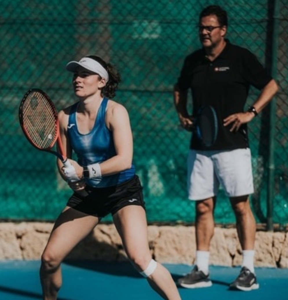 Carl Maes watching Tamara Zidansek practise on court