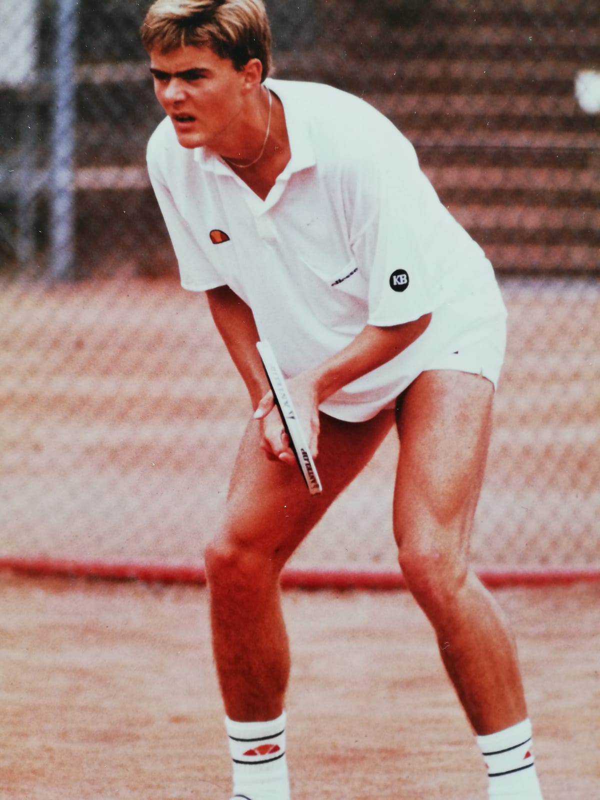Carl Maes as a junior tennis player on clay, ready position